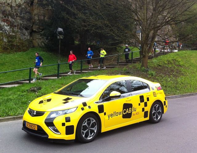 Un servicio de taxi con el Opel Ampera en Luxemburgo