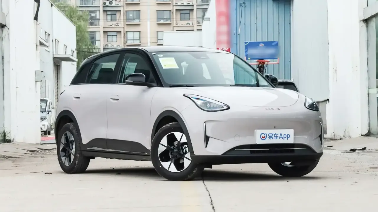 El Geely E2 se actualiza antes de empezar a fabricarse en España, así es el coche más vendido de China