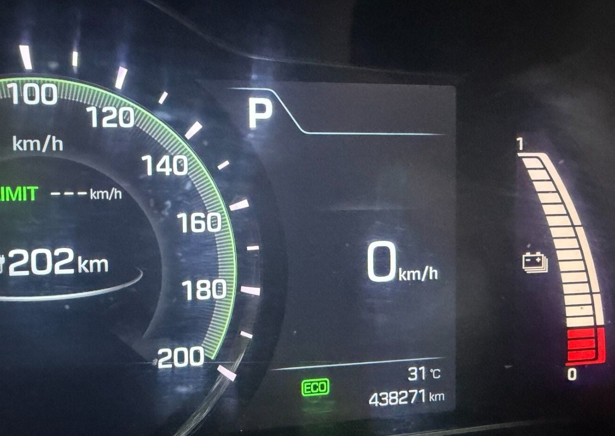 Roberto, el primer taxista eléctrico de España, ya lleva 440.000 km con la batería original de su Hyundai IONIQ