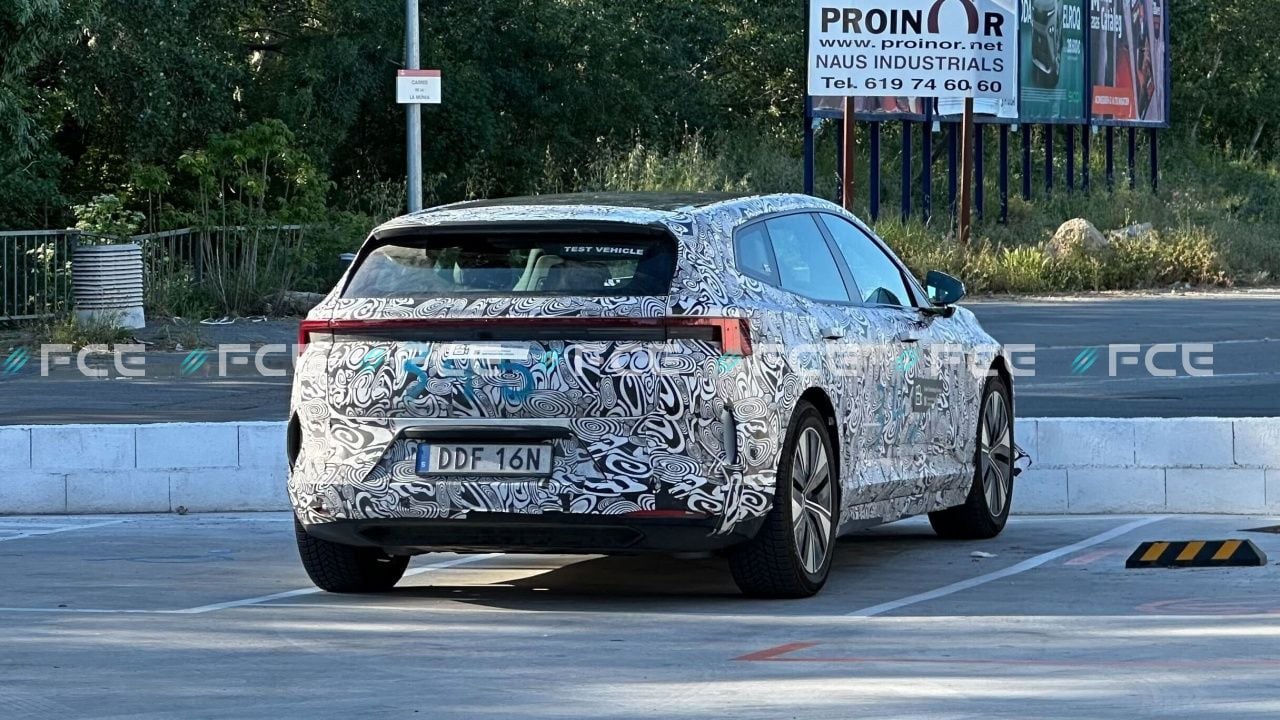 Avistamos en Barcelona el Polestar 4 familiar, que soluciona la ausencia de cristal trasero 7