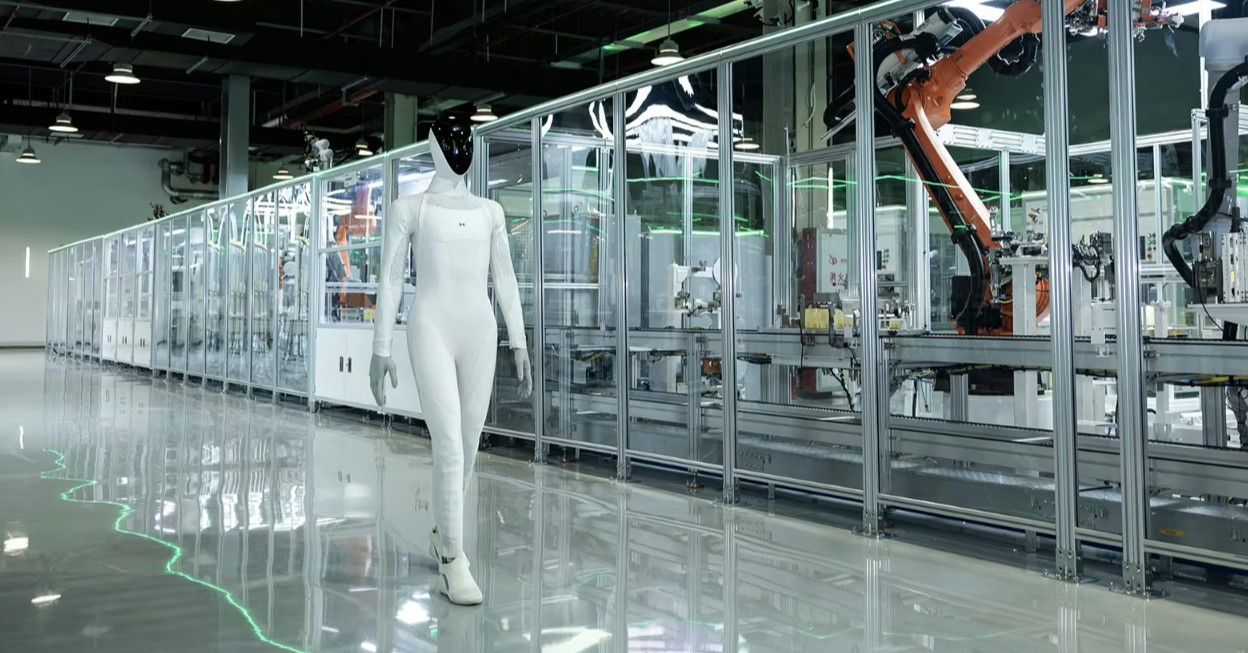 XPeng empieza a fabricar su robot humanoide IRON: sale caminando de la línea de producción