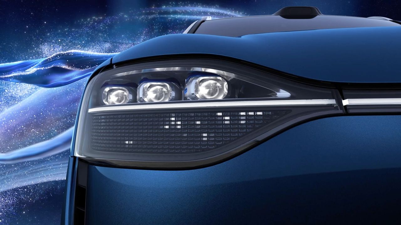 Huawei reinventa el autocine: podrás ver películas a través de sus faros delanteros gracias a su xPixel