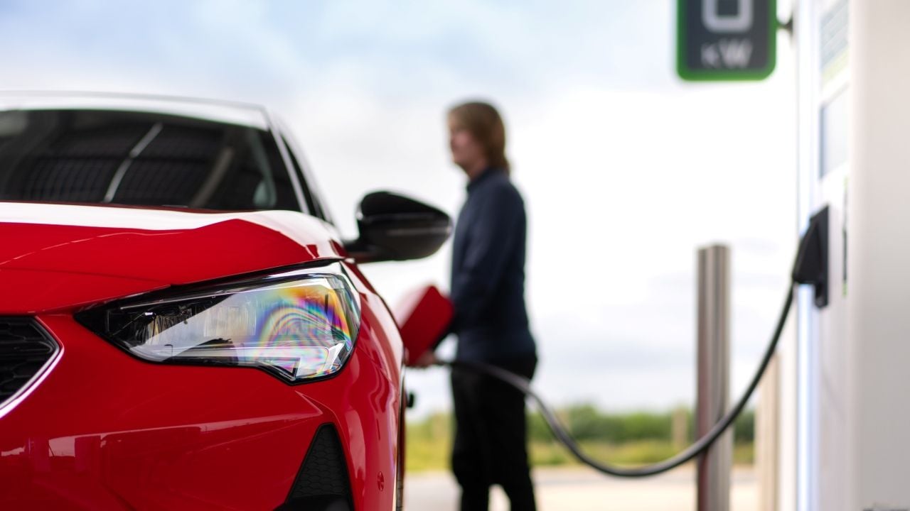 La contradicción de España: ayudas al diésel y la gasolina mientras se pide a los españoles que se pasen al coche eléctrico