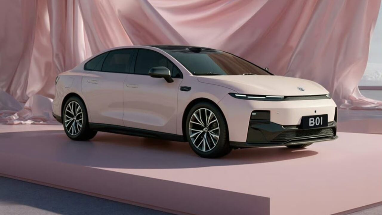 El nuevo Leapmotor B01 tiene el tamaño de un BMW Serie 3, pero cuesta poco más de 10.000 euros en China