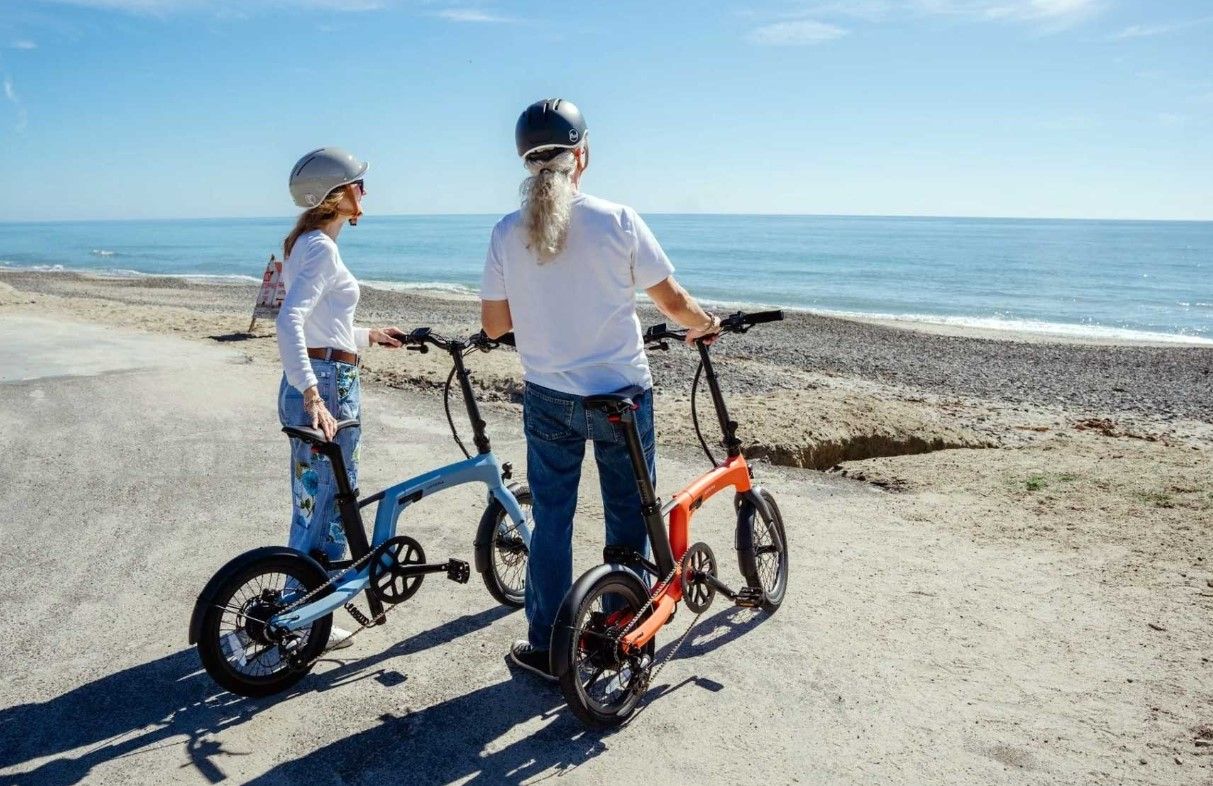 Carbono, hasta 160 km de autonomía y un peso récord: así es la nueva bicicleta plegable que llega a Europa