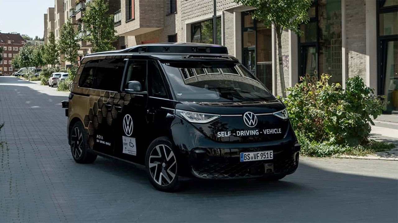 El último "manotazo" de Volkswagen a Elon Musk, el ID. Buzz autónomo está casi listo para salir a la venta