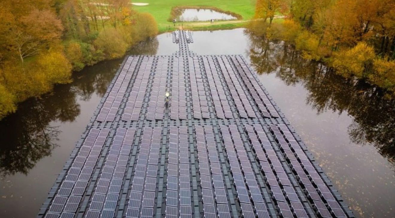 Estos paneles solares flotantes soportan vientos huracanados