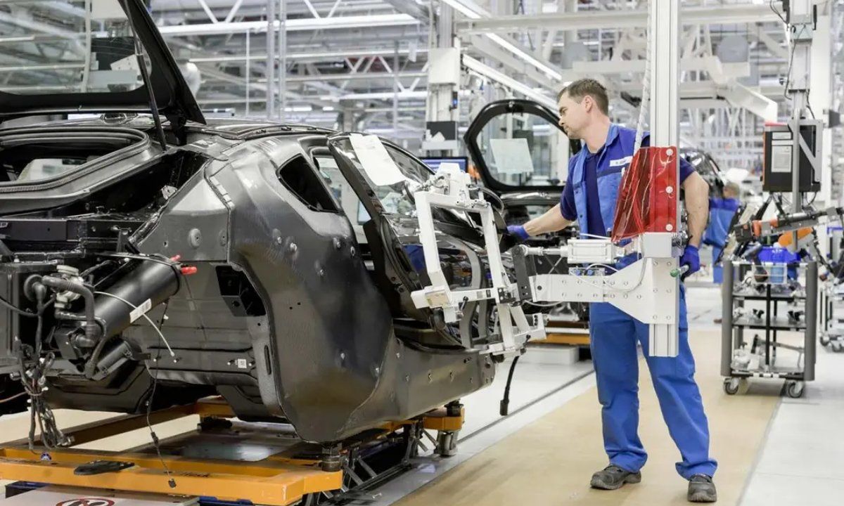 BMW entra en crisis: su beneficio se hunde un 35% y prepara miles de despidos