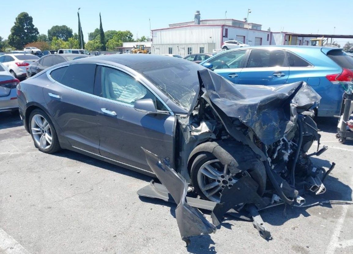 Convierte un clásico americano en eléctrico con piezas de un Tesla, incluyendo la conducción autónoma