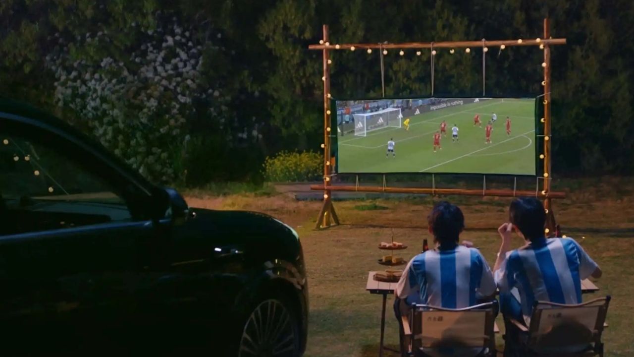 Huawei reinventa el autocine: podrás ver películas a través de sus faros delanteros gracias a su xPixel