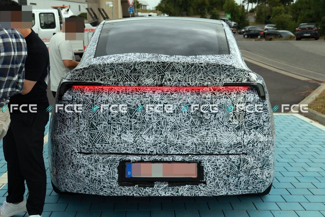 El Tesla Model Y de seis plazas ya rueda por Europa