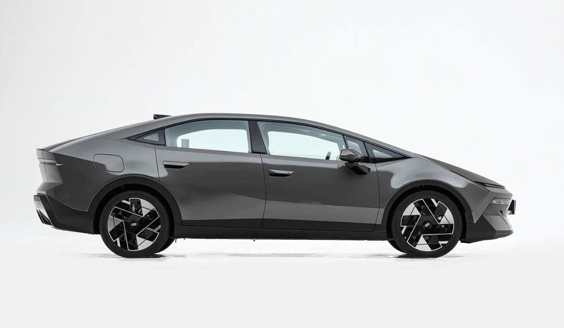 Un Hyundai de 4,90 metros, 650 km de autonomía y 18.000 euros: así es el nuevo IONIQ V