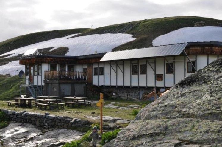 Casi 50 años generando electricidad: la increíble instalación solar de 5 kW que todavía sobrevive en los Alpes
