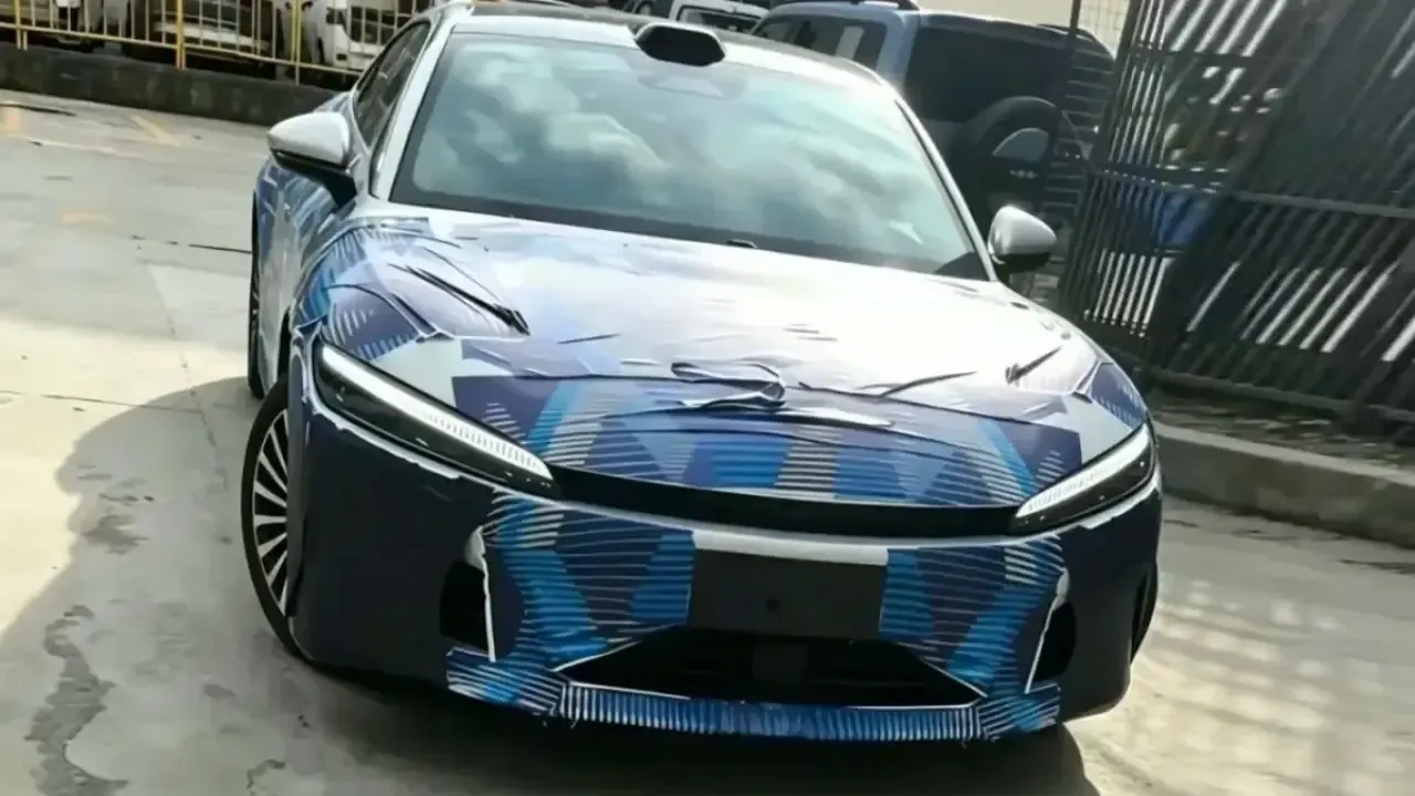 Primeras imágenes del nuevo BYD Han, el modelo que estrenó las famosas baterías Blade se renueva por completo