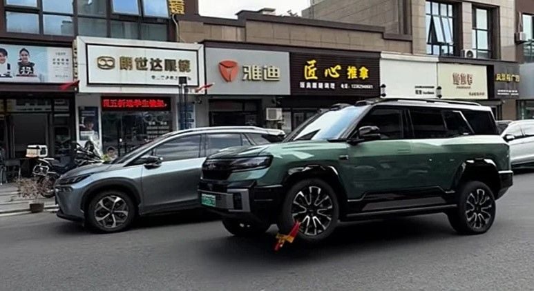 A este BYD le ponen un cepo y consigue marcharse circulando sobre tres ruedas