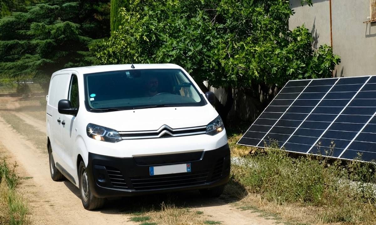 Este agricultor cambió su furgoneta diésel por una Citroen eléctrica y ahora carga gratis con energía solar en su finca