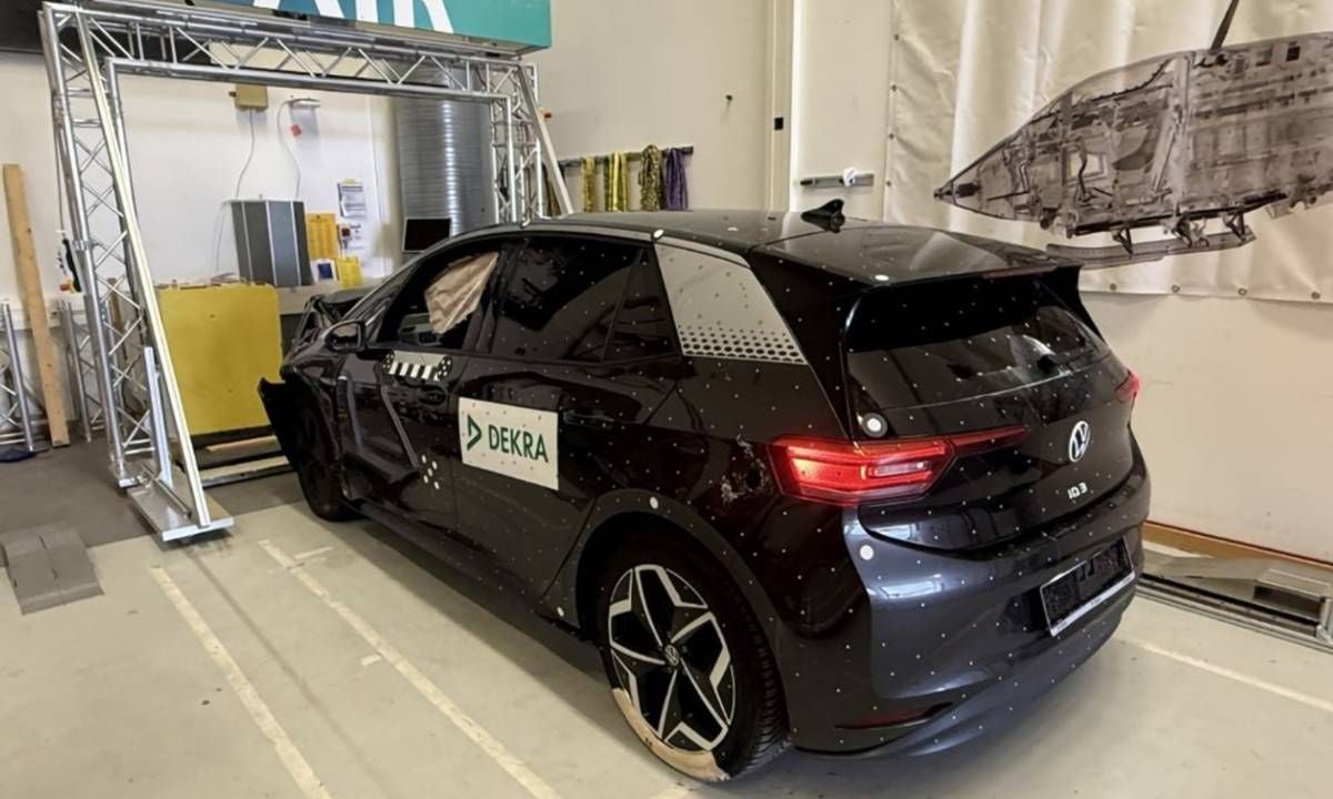 Una radiografía revela qué le pasa a la batería de un coche eléctrico después de un accidente
