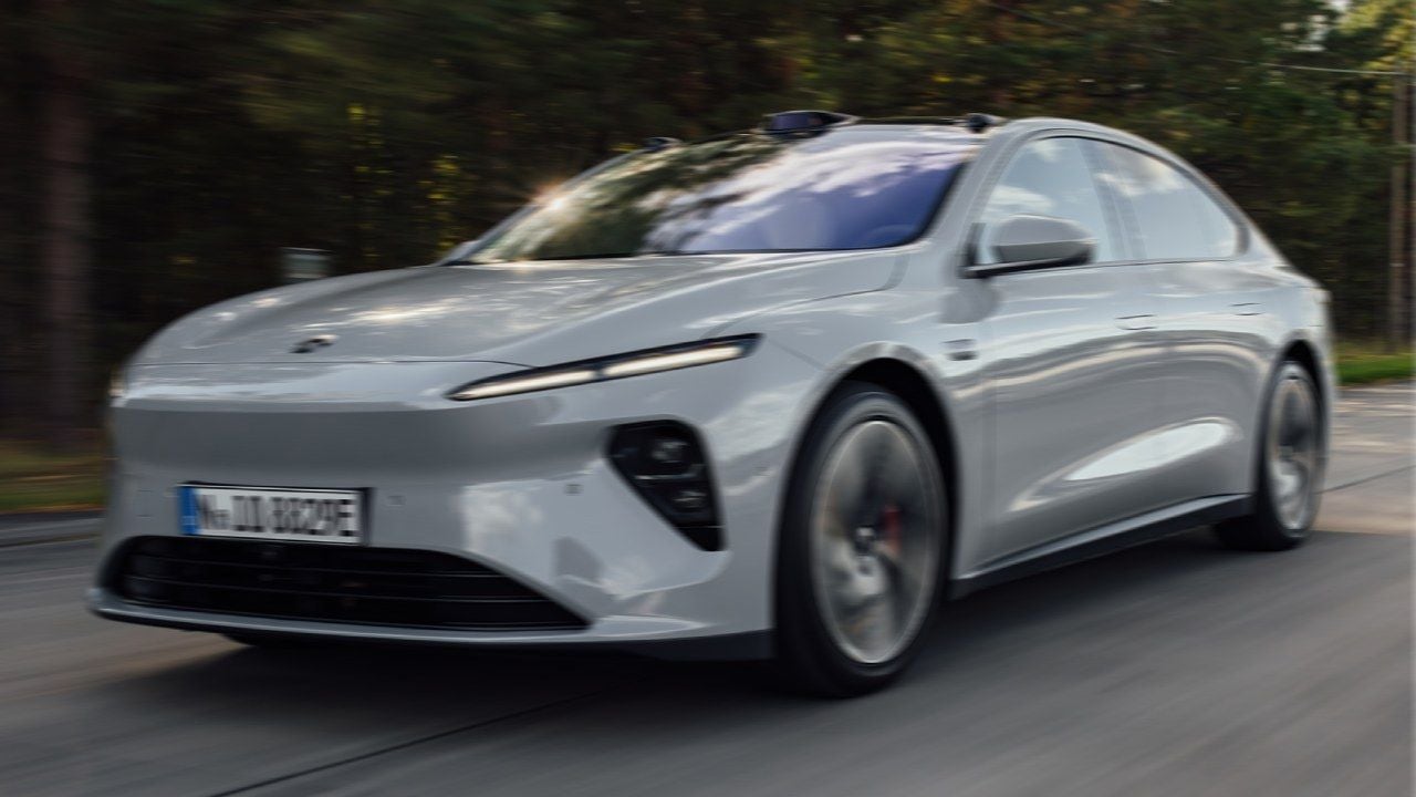 ¿Por qué te mareas más cuando viajas en un coche eléctrico?