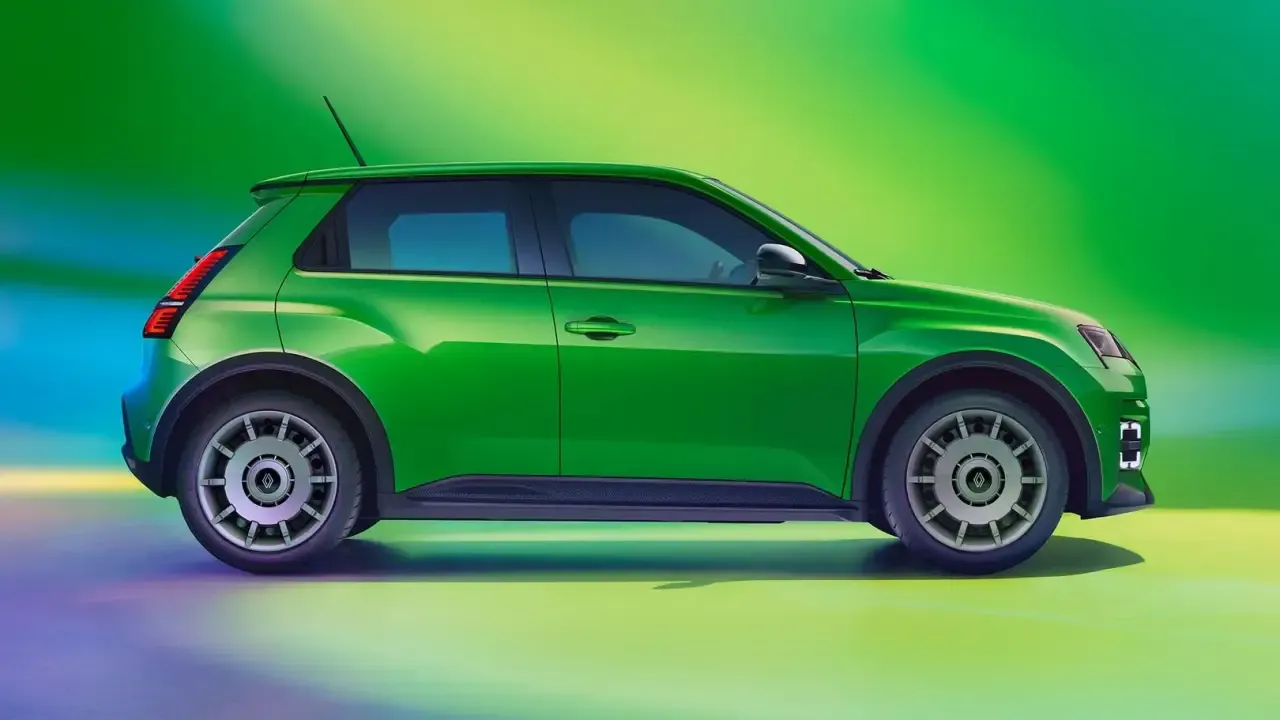 El Renault 5 más barato ahora tiene carga rápida de serie, un motor más potente y una batería LFP