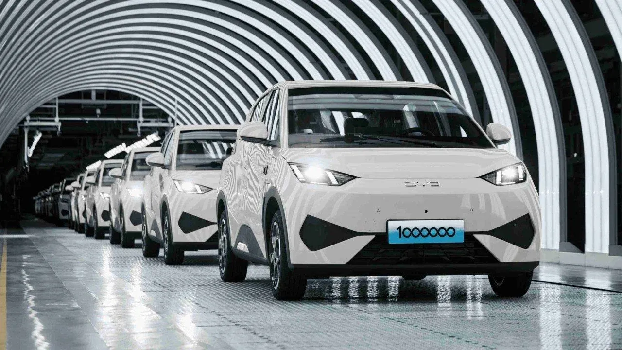 El BYD Dolphin Surf pronto tendrá 5 plazas para seguir haciéndole la vida imposible a los Renault Twingo y R5