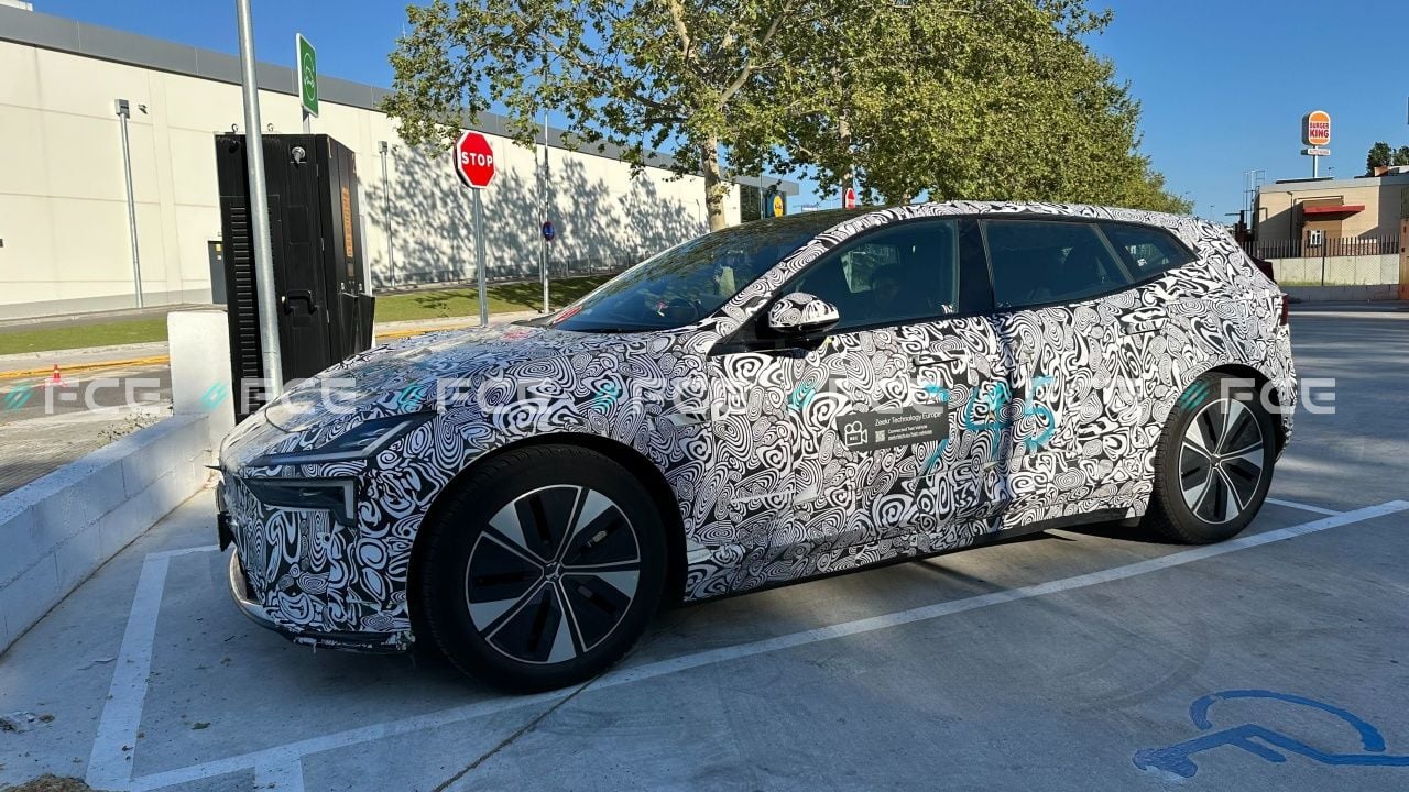 Avistamos en Barcelona el Polestar 4 familiar, que soluciona la ausencia de cristal trasero 6