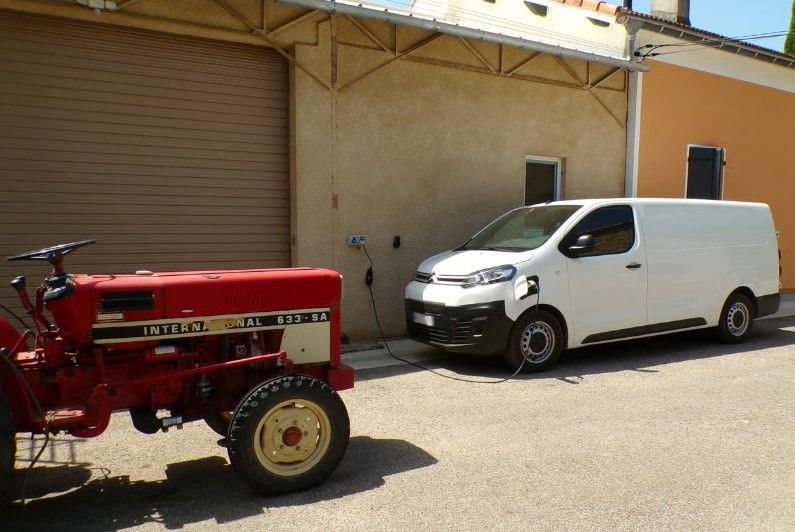 Este agricultor cambió su furgoneta diésel por una Citroen eléctrica y ahora carga gratis con energía solar en su finca