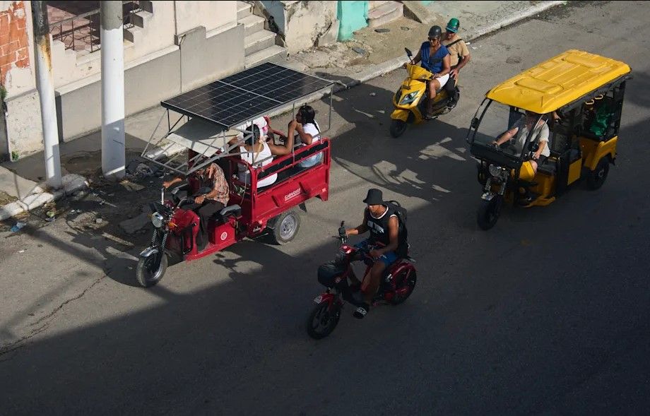 Los triciclos eléctricos con paneles solares se convierten en el salvavidas de Cuba ante la escasez de combustible