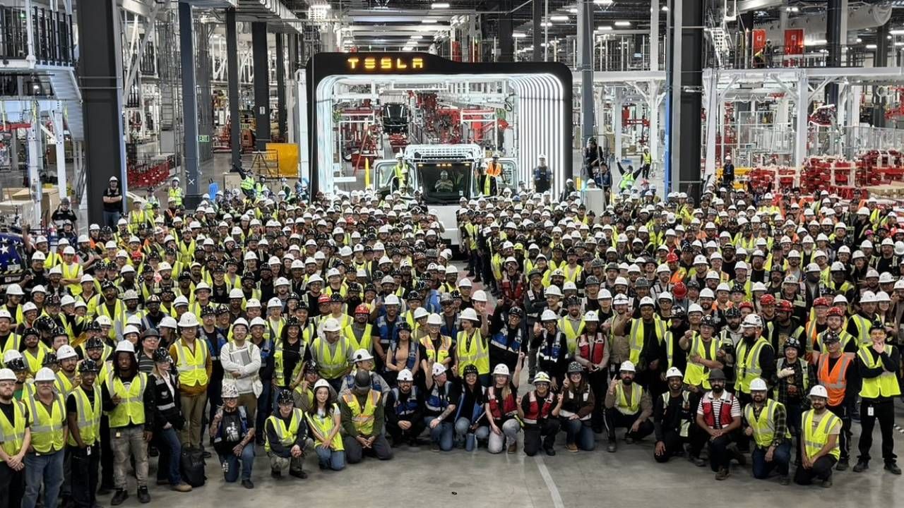 ¡Por fin! La producción a gran escala del Tesla Semi ya ha empezado… siete años después de lo prometido
