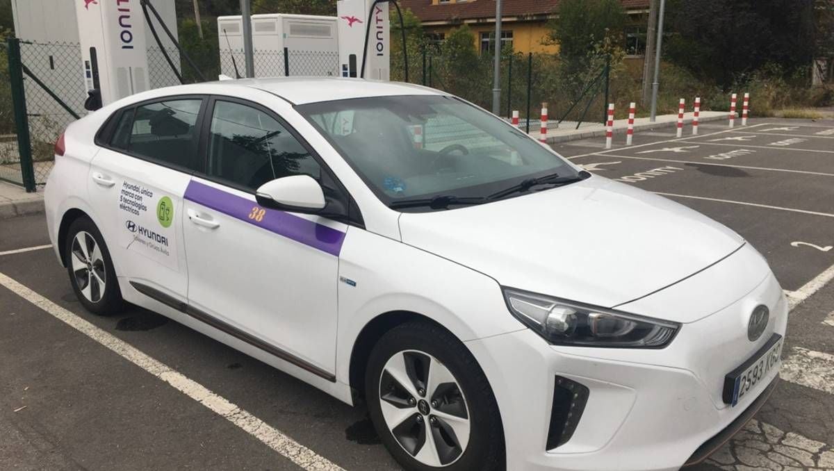 Roberto, el primer taxista eléctrico de España, ya lleva 440.000 km con la batería original de su Hyundai IONIQ