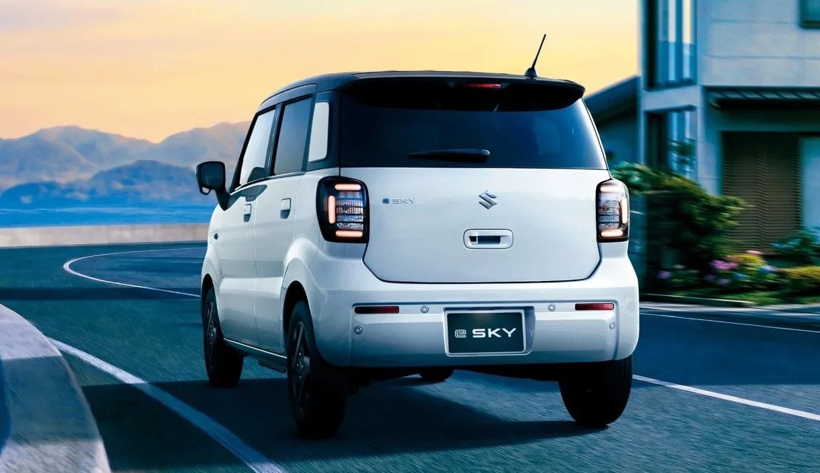 Solo mide 3,40 metros, pesa poco más de 1 tonelada y tendrá 310 km de autonomía: así es el Suzuki eSky