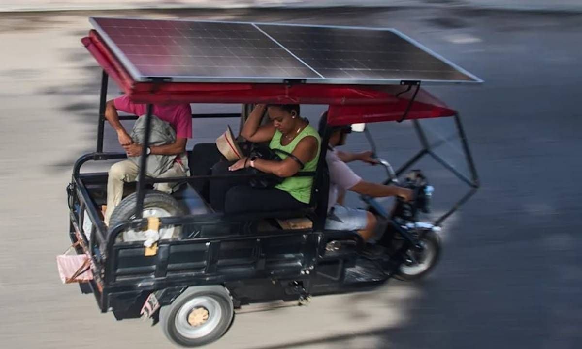 Los triciclos eléctricos con paneles solares se convierten en el salvavidas de Cuba ante la escasez de combustible