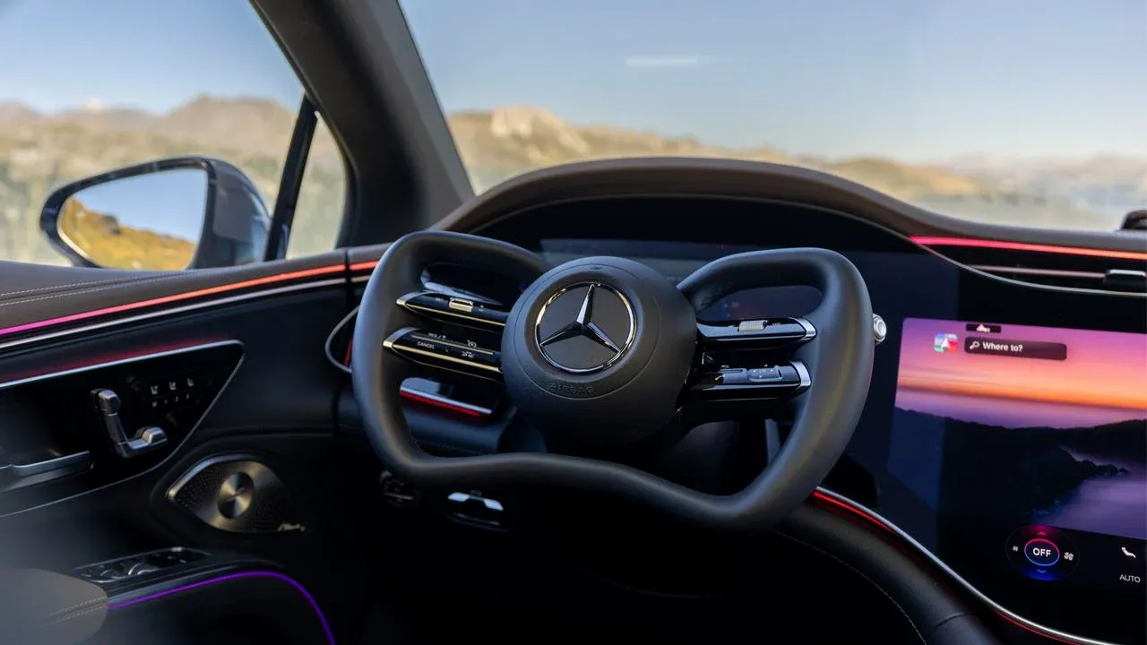 Olvídate de los eléctricos chinos: el Mercedes EQS tiene 926 km de autonomía y acaba de estrenar la dirección del futuro