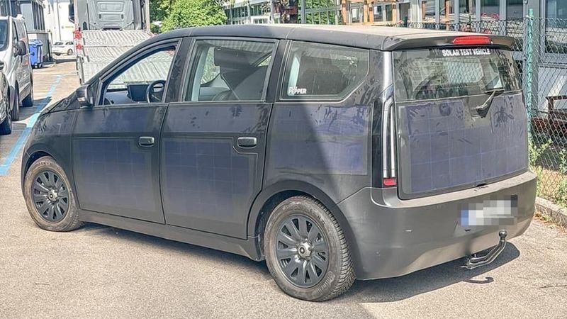 El coche solar que quería cambiar el mundo ahora se vende por 600 euros