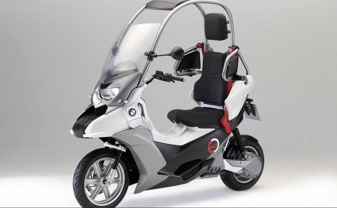 Este kit casero convierte la BMW C1 en un scooter eléctrico