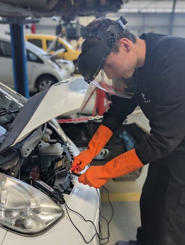 Reparar un coche eléctrico fuera del concesionario ya es posible: esta red de talleres no para de crecer