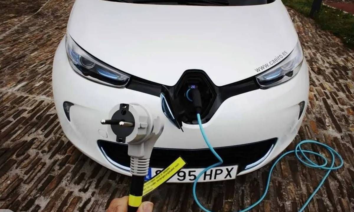 No cargues tu coche eléctrico en una toma de corriente doméstica. Estas son las enormes pérdidas que tiene
