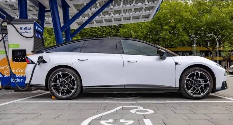 Audi Q6 e-tron vs XPeng P7+: la tecnología china ya pone contra las cuerdas a Alemania