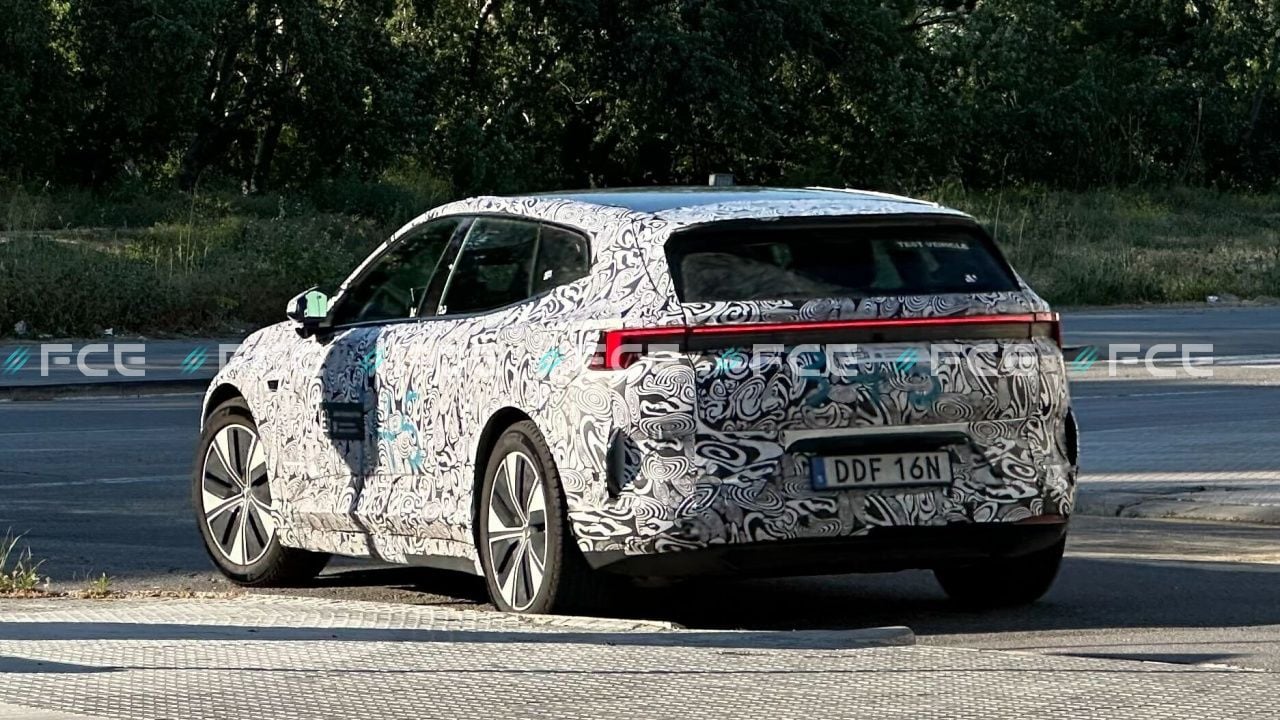Avistamos en Barcelona el Polestar 4 familiar, que soluciona la ausencia de cristal trasero 3