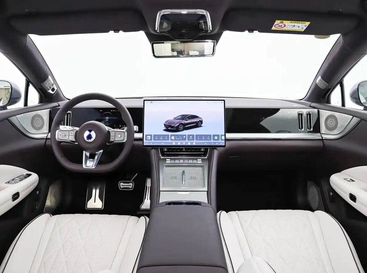 1.100 km de autonomía, 890 kW, carga rápida en 9 minutos y desde 41.300 euros: así es el espectacular Denza Z9S