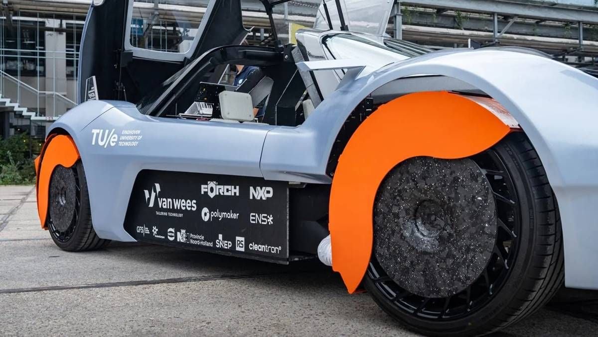 Este coche eléctrico captura las partículas que generan sus propios neumáticos y frenos mientras circula