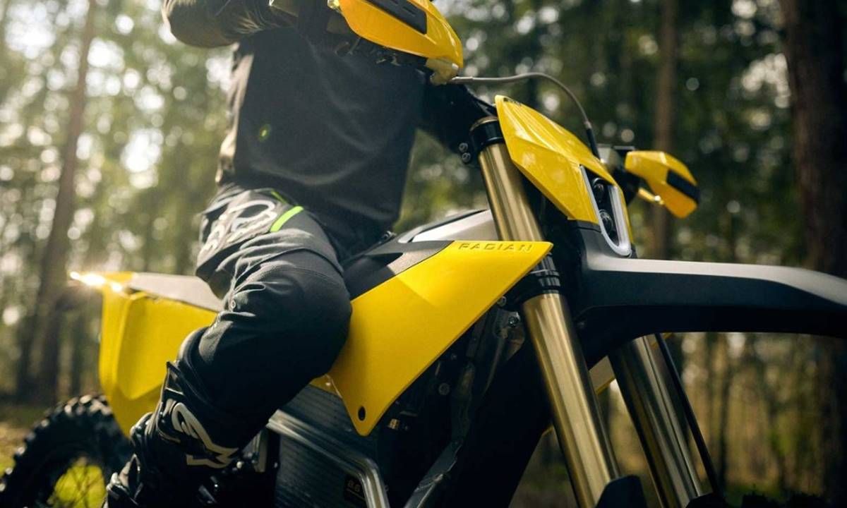 70 caballos y batería intercambiable: la moto eléctrica de enduro que quiere revolucionar el sector