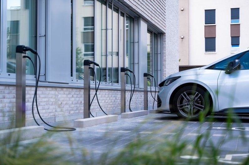 La solución que abarata la instalación de cargadores: cuatro puntos de recarga con una sola obra
