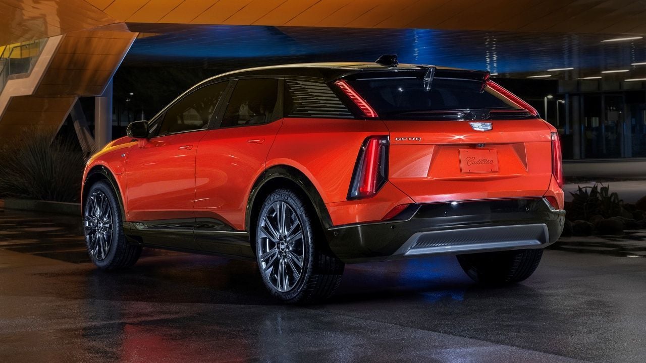 Cadillac no se deja llevar por el pánico que rodea al coche eléctrico: “No puedes meter la cabeza en la arena”