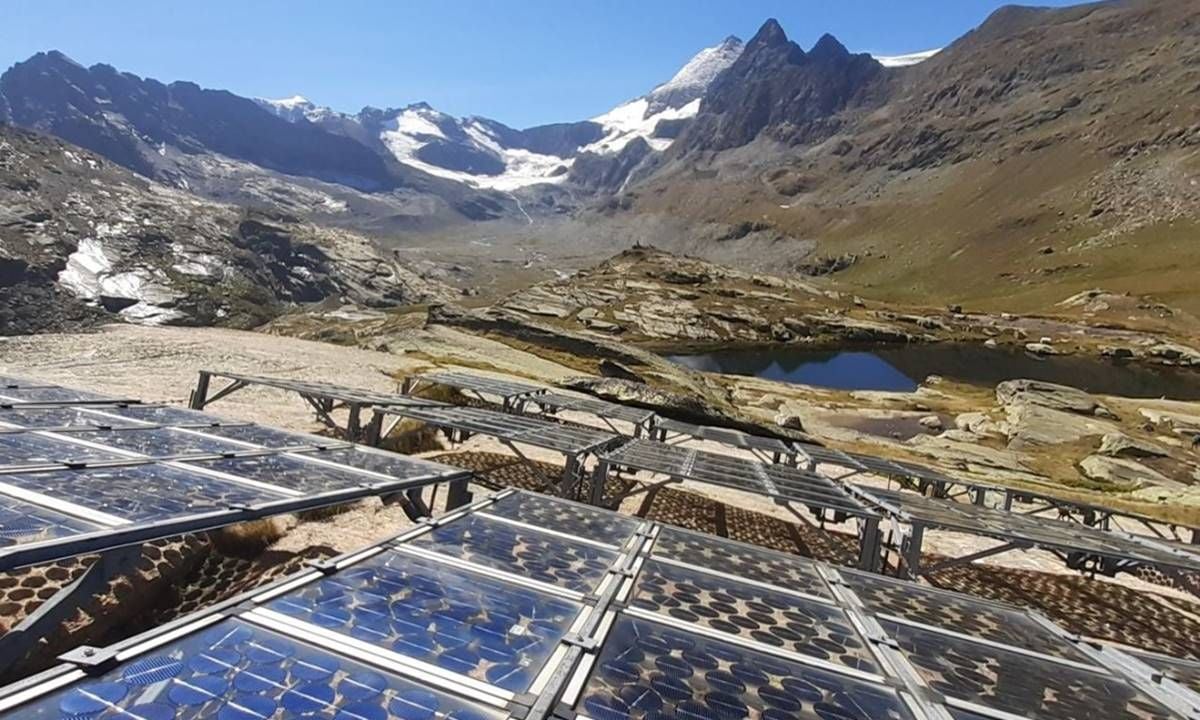 Casi 50 años generando electricidad: la increíble instalación solar de 5 kW que todavía sobrevive en los Alpes