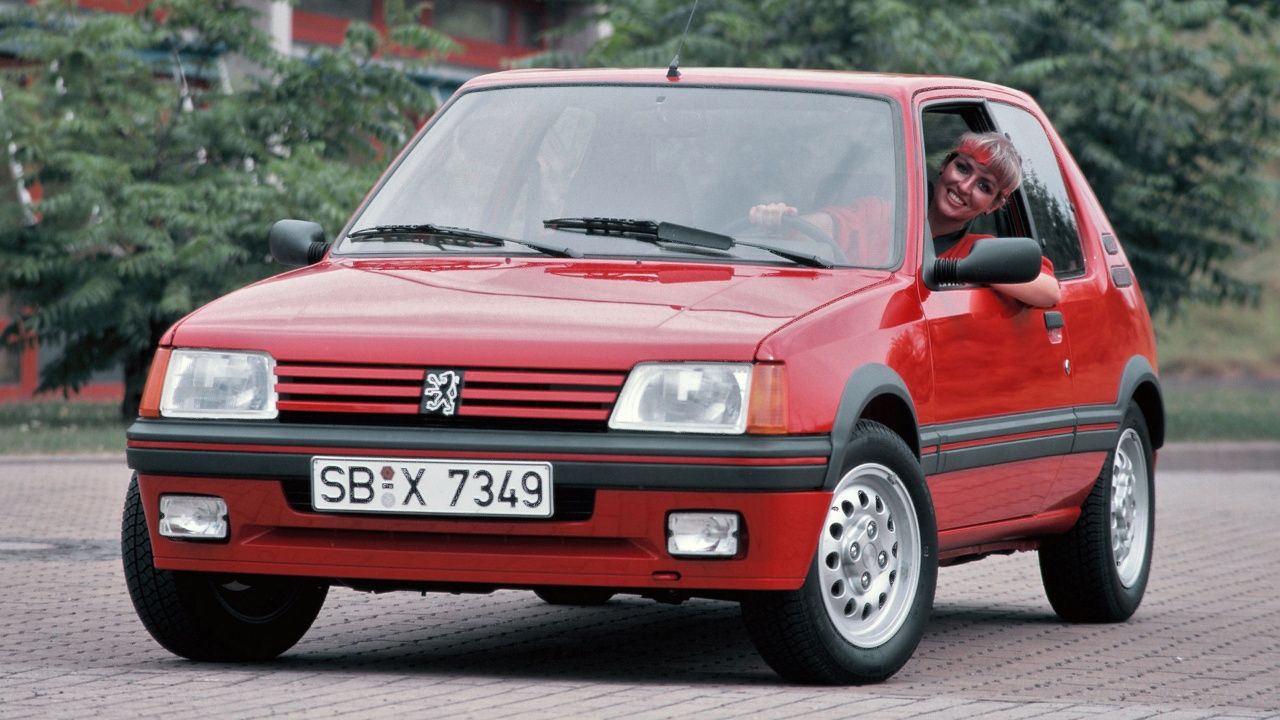Vuelve el Peugeot 205: el próximo 208 responderá al Renault 5 con un diseño nostálgico y un precio de 25.000 euros