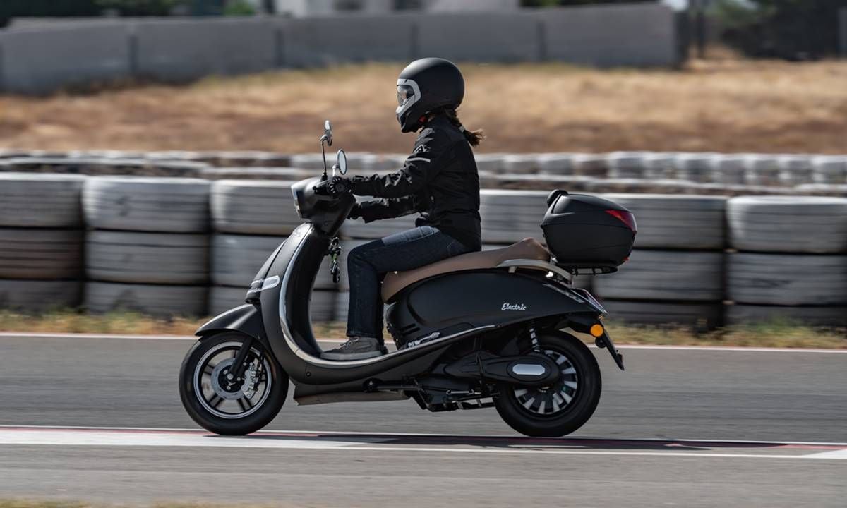 Gama EFUN 2025: scooters eléctricos con amplia autonomía y baterías CATL