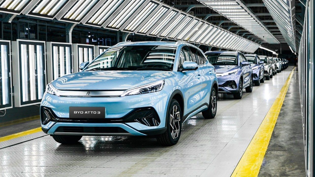Palo del Reino Unido a los coches eléctricos chinos y a Tesla, que no optarán a las ayudas públicas