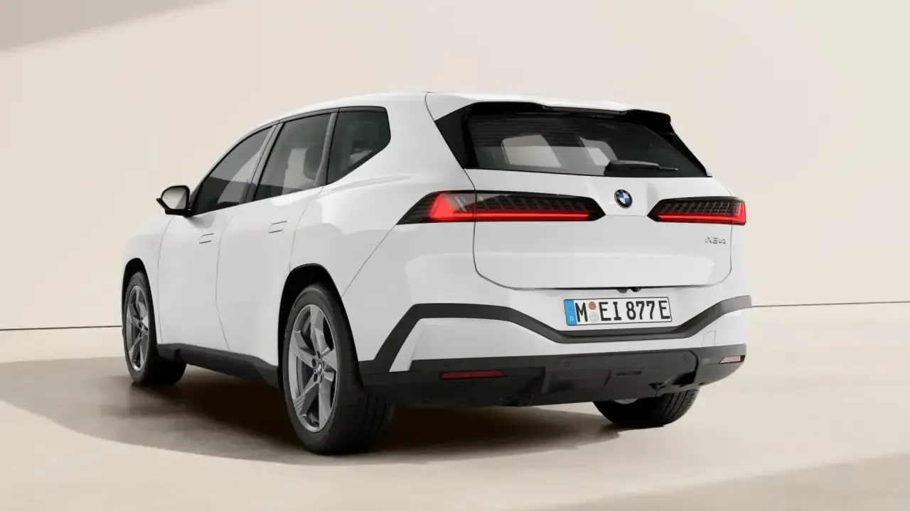 El BMW iX3 ahora es más barato que el X3 de gasolina: su nueva versión de acceso mantiene una buena autonomía
