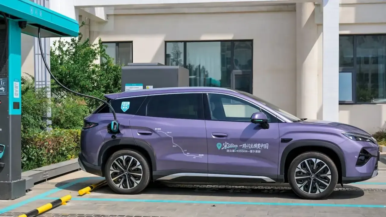 ¿Los eléctricos no sirven para viajar? BYD recorre 4.395 km con el Song Ultra, que se carga en 9 minutos