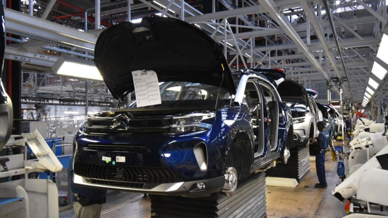 Europa se arrodilla ante China: Stellantis fabricará coches eléctricos para Dongfeng en Francia